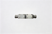 Isolateur coaxial à double jonction RF micro-ondes 0,698 GHz à 2,4 GHz, excellente isolation 20 dB pour systèmes de communication sans fil
