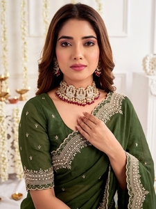 Sari de Georgette Verde Elegante de AARA Fashion con Borde Bordado para Mujer, Estilo Indio-Pakistaní, Largo hasta el Suelo, para Bodas - Product Image 2