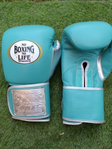 Gants d'entraînement en cuir de qualité supérieure No Boxing No Life bleu ciel avec sangle argentée, design gaufré, équipement de boxe pour adultes - Product Image 4