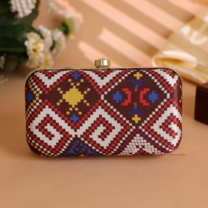 Magnifique Pochette Femme à Imprimé Géométrique Ethnique avec Fermeture à Verrou, Idéale pour Soirées et Mariages, avec Bandoulière Chaîne Détachable - Product Image 1