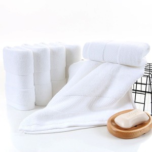 Serviette de bain blanche en coton pur 550 GSM de qualité supérieure, douce, épaisse, très absorbante, idéale pour les hôtels, les spas, les centres de villégiature et la maison, vente en gros - Product Image 5