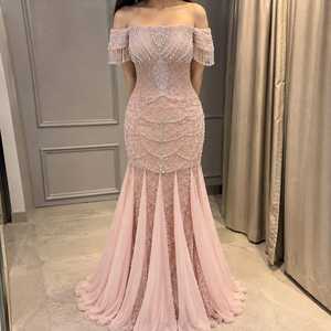 Vestido de noche de satén rosa rubor estilo sirena con corsé bordado de cuentas en los hombros, mangas con flecos y bordado de cristales, largo hasta el suelo y cintura imperio. - Product Image 4