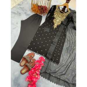 Conjunto de Ropa India y Pakistaní de Diseño PD-Aarohi en Color Naranja, Top, Pantalón y Dupatta con Intrincado Trabajo a Mano con Pal Moti - Product Image 2