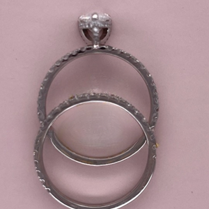 Anillo de compromiso con diamante cultivado en laboratorio de corte pera de 1.70 TCW con halo oculto y banda de boda a juego con diamantes redondos - Product Image 6