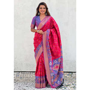 Sari Patola en soie douce rose avec des tissages contrastés pour les tenues de soirée - Product Image 1