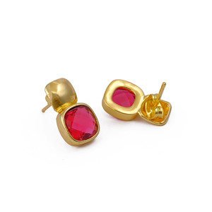 Boucles d'oreilles clous carrées en plaqué or avec pierres précieuses fuchsia rose, bijoux d'amour pour anniversaire et mariage, cadeau pour femme - Product Image 2