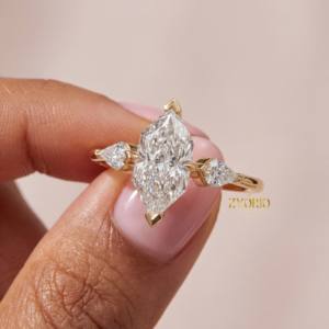 Anillo de Compromiso de Lujo con Tres Diamantes de Corte Marquise de 1.50 CT Cultivados en Laboratorio, Anillo de Boda de Oro Sólido de 18K, Regalo Romántico - Product Image 1