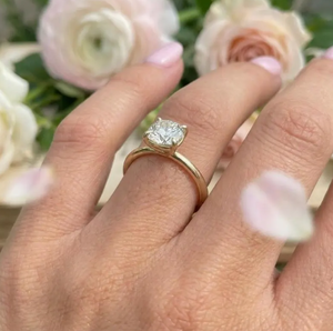Anillo de Compromiso Solitario con Diamante Cultivado en Laboratorio de Corte Ovalado de 2 Quilates, VVS2, Certificado por IGI, Chapado en Oro, Diseño Minimalista para Boda - Product Image 5