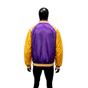 Veste universitaire en satin violet et jaune doré pour homme, veste bomber de baseball brillante de qualité supérieure avec manches raglan contrastées rayées - Product Image 2