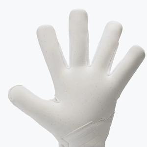 Les zones en maille respirante réduisent l'accumulation de la transpiration à l'intérieur des gants de gardien de but, permettant aux mains de rester sèches pendant les longues séances d'entraînement. - Product Image 5