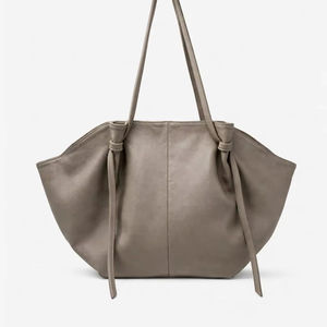 Bolso bandolera de cuero de diseño en oferta para damas, con correa ajustable y ligero para uso diario. Disponible para la venta. - Product Image 1
