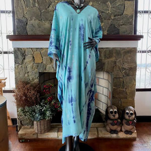 Robe caftan en rayonne tie-dye turquoise, style shibori bohème, légère, idéale pour la plage et les vacances d'été - Product Image 1