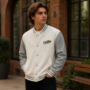 Chaqueta Varsity Personalizada para Hombre, Color Sólido, con Mangas Grises, Letra Bordada en la Parte Delantera, Cuello Camisero, Casual, Invierno, Resistente al Viento - Product Image 1