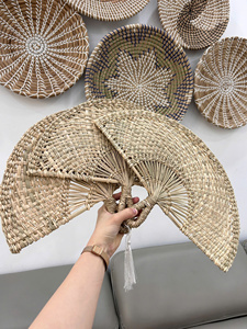 พัดไม้ไผ่ทำมือ ลายใบปาล์มสไตล์วินเทจ พัดมือถือหลากสีสันสำหรับคลายร้อน - Product Image 4