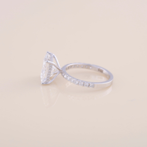 Anillo de Compromiso con Diamante Cultivado en Laboratorio de Corte Princesa de 1.00ct y Banda con Incrustaciones de Diamantes Redondos de 0.49ct en Oro Blanco de 18K - Product Image 5