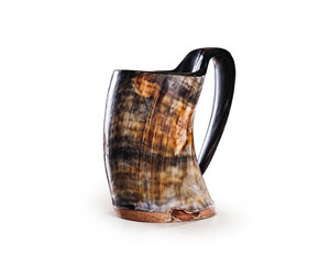 Natürlicher Horn-Bierkrug mit geschnitztem Wikingerschiff-Motiv, handgefertigter Trinkbecher im antiken rustikalen Stil - Product Image 1