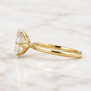 Bague de fiançailles classique pour femme en or jaune 14 carats avec diamant de laboratoire taille ovale 2 carats, clarté VVS2, couleur F, certifié IGI – Cadeau idéal pour les fêtes - Product Image 2