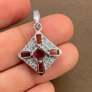 Pendentif Solitaire Géométrique en Argent Sterling Plaqué Rhodium avec Grenat Sertie Griffe Rhaya Jewels – Bijou Minimaliste Tendance pour Femme - Product Image 3