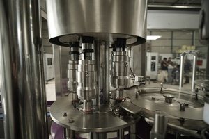Machine à eau potable industrielle automatique à haute vitesse Aim Technologies 60 BPM - Product Image 4