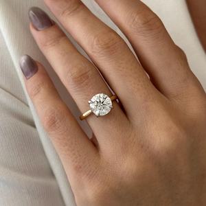 Anillo de Compromiso con Diamante Redondo de 3 Quilates E VVS2, Halo Oculto, Corte Tulipán, Oro Amarillo de 14K, Puntas de Platino de Dos Tonos, Certificado IGI - Product Image 2