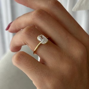 Bague de fiançailles minimaliste moderne en or jaune 18 carats avec diamant de laboratoire allongé de 2 carats, taille coussin, demi-sertissage, certifiée IGI - Product Image 3