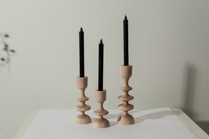 Juego de Portavelas Cónicos de Madera Natural Curio Craft con Grabado en Relieve Hecho a Mano para Decoración del Hogar - Product Image 5