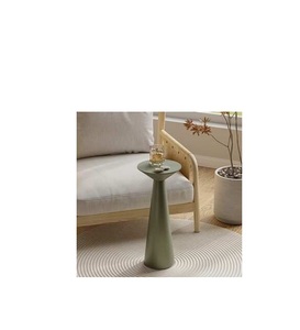 Elegante Mesa Auxiliar Metálica con Base Geométrica y Construcción Duradera para Colocar Junto al Sofá o Cama - Product Image 1