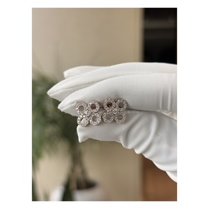 Pendientes Clásicos de Diamantes Cultivados en Laboratorio de Diseño, 0.55 Ct, Oro de 14K, Certificados por IGI, Lujosos con Diseño Floral en Halo, Regalo para Bodas y Fiestas - Product Image 4