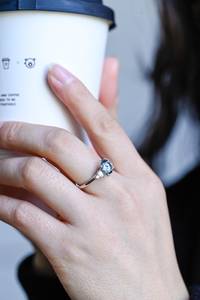 แหวนมอสซาไนต์ 1 กะรัต สีฟ้าอ่อน ทรงกลม ลายดอกไม้ สำหรับผู้หญิง เงินแท้ 925 สไตล์โรแมนติก ของขวัญสำหรับคู่รัก - Product Image 5