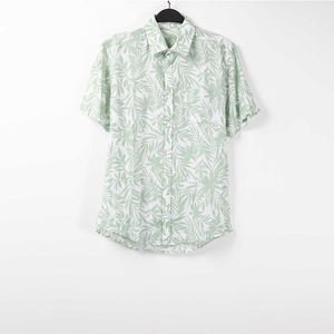 Chemise décontractée à manches courtes pour homme, imprimé floral noir, boutonnée, en coton/polyester respirant et écologique, idéale pour l'été - Product Image 2