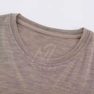 เสื้อยืดสมาร์ทฟิตผู้ชายโลโก้แบบกำหนดเอง เสื้อยืดสมาร์ทฟิตผู้ชายสั่งทำพิเศษ เสื้อยืดสมาร์ทฟิตผู้ชายขนาดสั่งทำ ราคาขายส่ง - Product Image 5