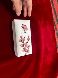 Boîte en bois rose polie avec insert tissé décoratif en textile, ornée de fleurs papillon perlées et d'un accent floral artisanal en strass - Product Image 1