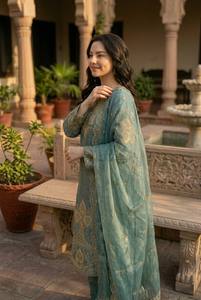 ชุดคุर्ติผ้าไหมปักลายสีเขียวอมฟ้าสำหรับผู้หญิง พร้อมผ้าคลุมไหล่ ชุดสาหรี่กะมีซแบบดั้งเดิมสำหรับงานแต่งงานและงานปาร์ตี้ - Product Image 2