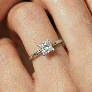 Bague de fiançailles classique en or 14 carats avec diamant solitaire taille princesse de 2,00 carats, couleur F, clarté VS2, certifié IGI, pour usage quotidien - Product Image 1