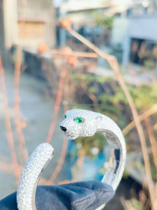 Brazalete Premium con Cabeza de Pantera y Diamantes, Ojos Verdes, Totalmente Cubierto de Diamantes, Diseño Animal en Oro Blanco, Joyería Hip Hop Brillante - Product Image 4