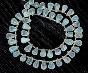 Cuentas sueltas de calcedonia natural en forma de gota, para la fabricación de joyería artesanal, venta al por mayor. - Product Image 1