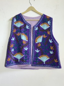 Chaleco Suzani Bordado Morado Hecho a Mano para Mujer |   Chaleco de algodón con estampado floral estilo bohemio vintage |   Chaqueta Étnica sin Mangas - Product Image 1