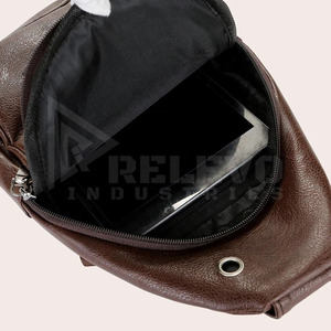 Bolso Bandolera de Cuero Genuino Clásico para Uso Casual, Gran Capacidad 30-40L, Deportivo, para Exteriores, con Logotipo Personalizado de Fábrica OEM, Venta Caliente - Product Image 4