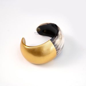 Brazalete de Cuerno de Búfalo Pulido, Ecológico y Auténtico, Regalo para Mujer, Diseño Artístico a Rayas, Color Personalizado - Product Image 1
