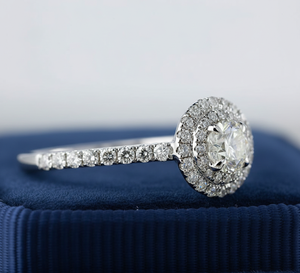 Anillo de Compromiso con Diamante Cultivado en Laboratorio, Corte Clásico Halo Pavé, Certificado IGI, 1.05ct, Redondo, VVS2, Color F, Oro Blanco con Baño de Rodio, Venta al Por Mayor - Product Image 2