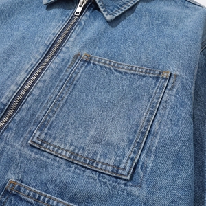 เสื้อแจ็คเก็ตยีนส์สีฟ้าอ่อนแบบมีซิป |   เสื้อแจ็คเก็ตเดนิมทรงโอเวอร์ไซส์สไตล์สตรีทแวร์ |   เสื้อโค้ทเดนิมหลายกระเป๋า |   ผู้ผลิต OEM ตามสั่ง - Product Image 4