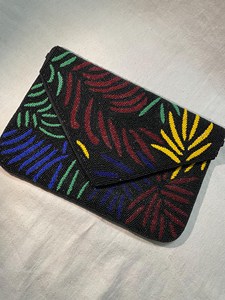 Cartera de Mano Bordada a Mano con Diseño Étnico Colorido y Apariencia Elegante y Moderna - Product Image 6