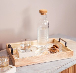Plateau de service en bois moderne fait main à motif abstrait avec poignées, logo personnalisable pour mariages et dîners de Diwali, mobile - Product Image 5
