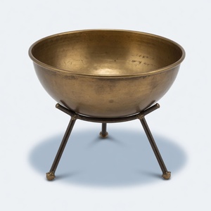 Jardinière en aluminium moulé avec finition patine antique, finition brûlée, sur trépied, pour l'aménagement paysager et l'hôtellerie - Product Image 1