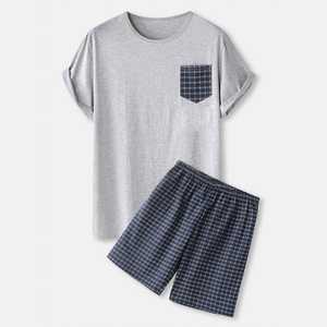 Ensemble décontracté pour homme : T-shirt gris à col rond avec poche à carreaux et short bleu marine à carreaux, respirant, idéal pour l'été - Product Image 1