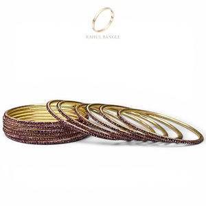 Exclusivos Brazaletes Modernos de Acero Inoxidable en Color Morado con Pedrería Chapada en Oro de Primera Calidad, Precio al por Mayor - Product Image 3