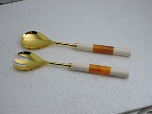 Ensemble de cuillères et fourchettes à salade en acier inoxydable poli miroir, manche en résine, vaisselle élégante pour la maison, les hôtels et les fournisseurs. - Product Image 3