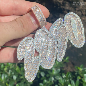 Colgante de Lujo para Hombre, Chapado en Oro, de Plata de Ley 925, con Nombre/Logotipo Personalizado, Totalmente Engastado con Moissanita Baguette, Estilo HipHop Bling - Product Image 1