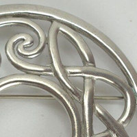 Broche écossaise vintage à motif tourbillonnant de nœuds celtiques complexes, style tartan traditionnel pour kilt 2026
