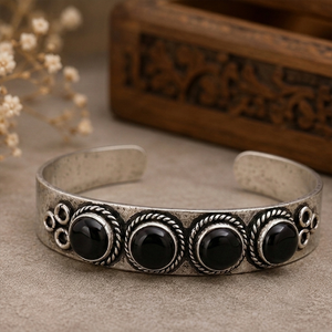 Bracelet ouvert en onyx à quatre pierres serties, fait main, en laiton plaqué argent/or, bijoux unisexe - Product Image 6